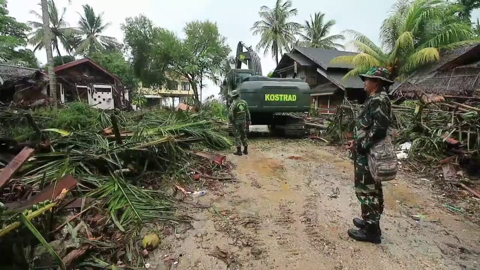 Aufräumarbeiten nach Tsunami in Indonesien