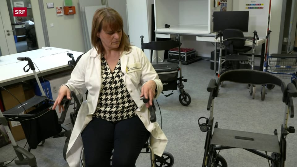 Testleiterin Andrea Weinmann zeigt, wie unterschiedlich der Sitzkomfort sein kann.