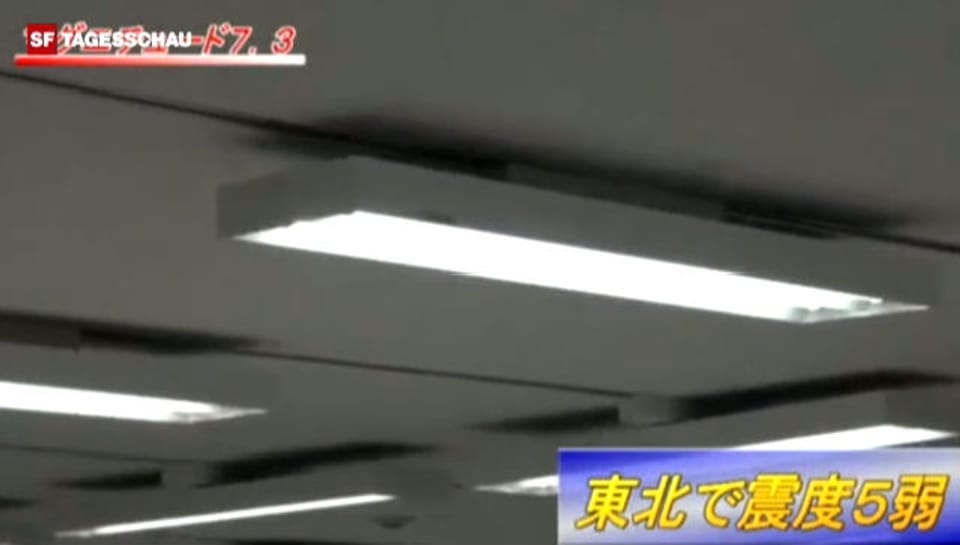 Amateuraufnahmen, die während des Büros in einem Grossraumbüro in Tokio entstanden, wo das Beben ebenfalls zu spüren war. unkommentiert)