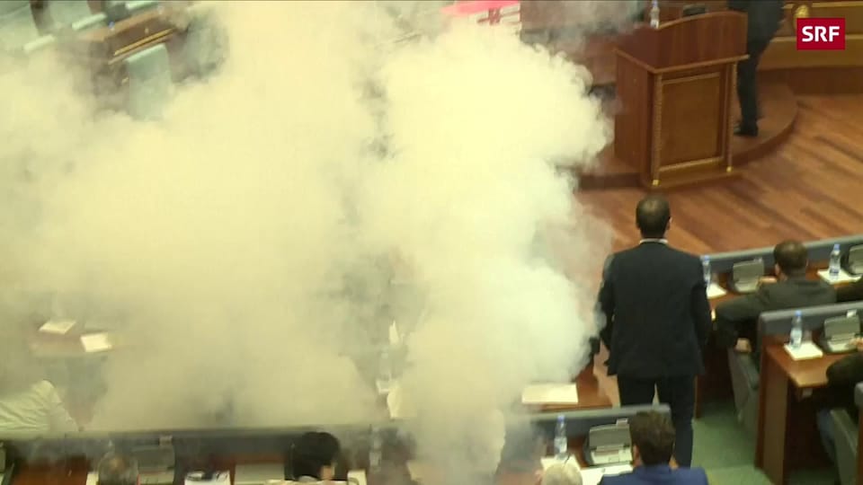 Tränengas-Attacke im kosovarischen Parlament