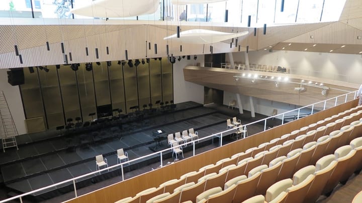 Kurz vor der Eröffnung wird in der Konzerthalle in Andermatt noch geputzt und gebohrt.