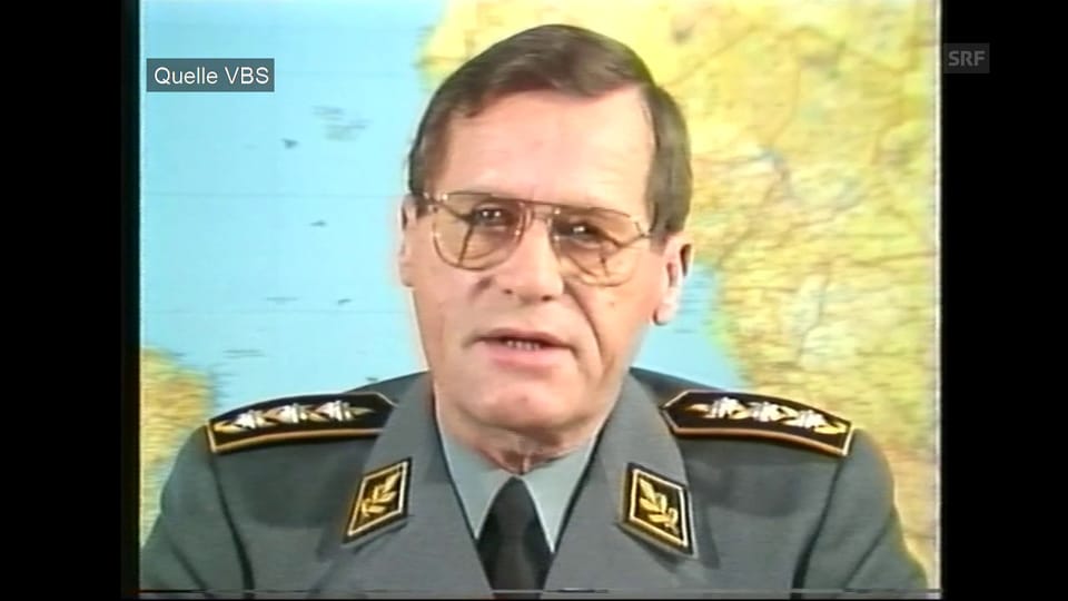 Generalstabschef Eugen Lüthy spricht per Videobotschaft zu den Rekrutierten