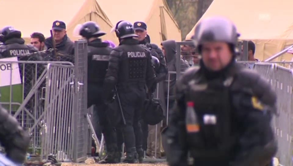 Polizei und Flüchtlinge in Dobrovc