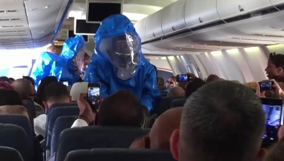 Ebola-Witz im Flugzeug (Quelle: Youtube/Patrick Narvaez)