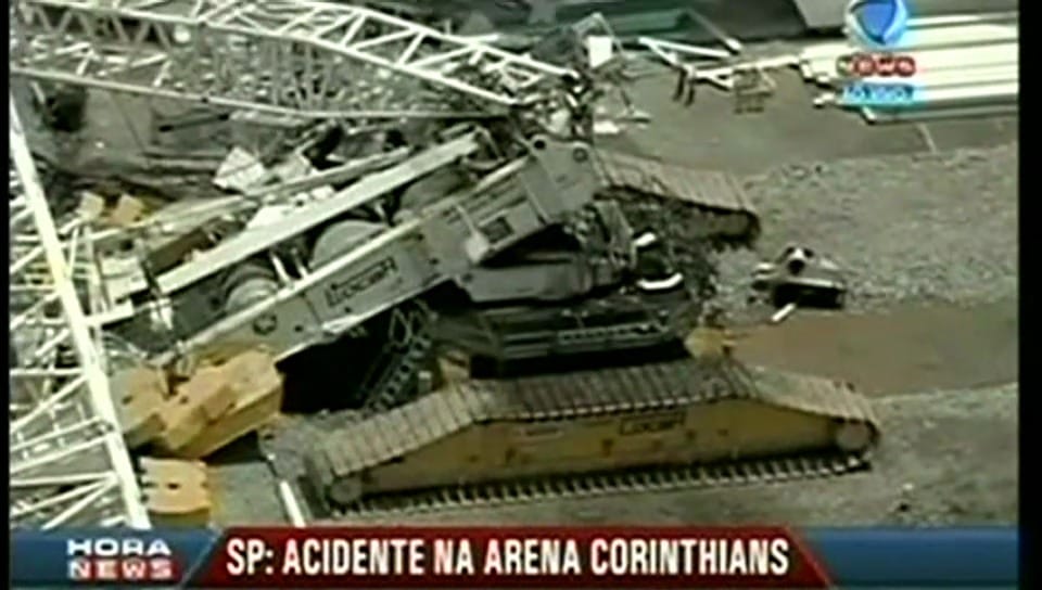 Teile des Stadiondachs stürzten ein (unkommentiert)