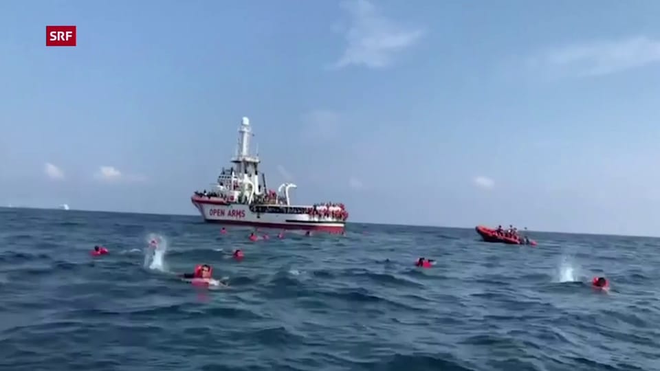 Migranten springen von einem Schiff