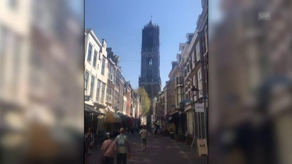 Kirchenglocken in den Niederlanden spielen Aviciis Lied