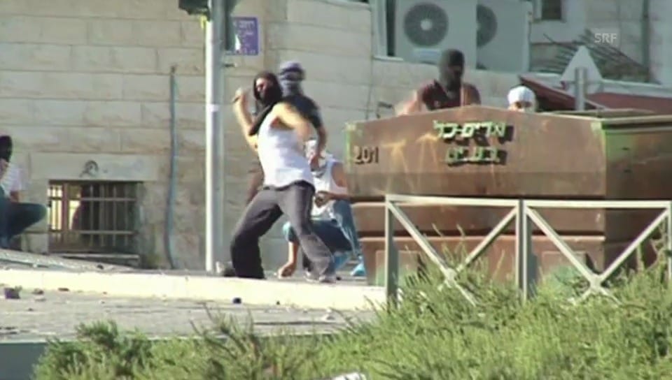 Palästinenser greifen Polizisten und unschuldige Passanten an