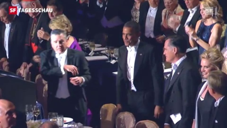 Obama und Romney scherzen im Wahlkampf miteinander.