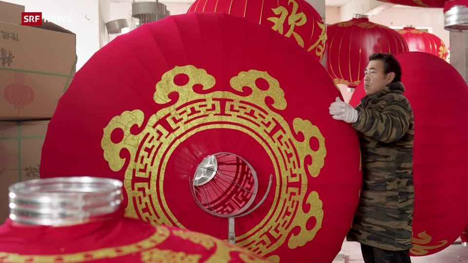  Herstellung von roten Laternen zum chinesischen Neujahrsfest