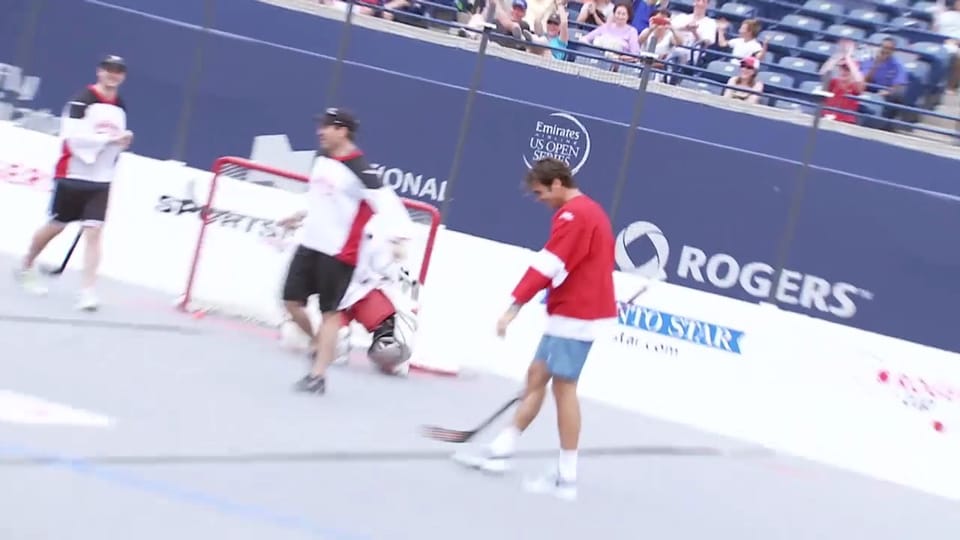 Roger Federer versucht sich im Street Hockey