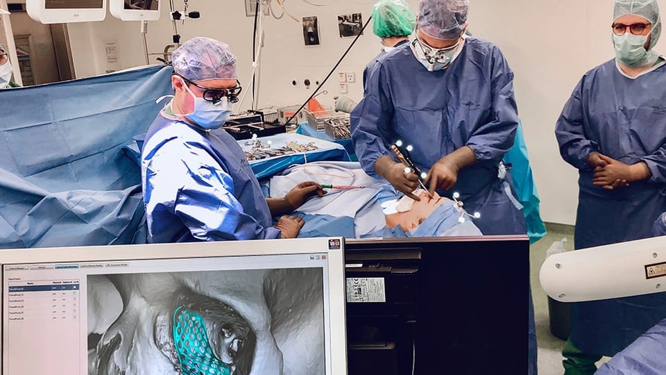 Ärzte setzen ein Hightech-Implantat ein - das soll künftig im Unispital häufiger geschehen