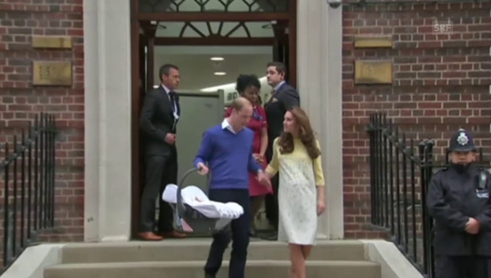Kate, William und das Royal Baby verlassen das Spital