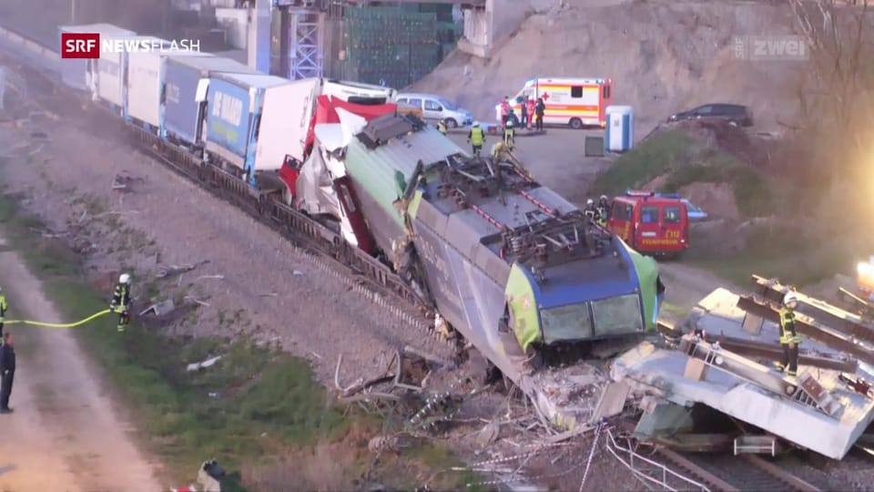 Güterzug kollidiert mit Teilen einer Brücke