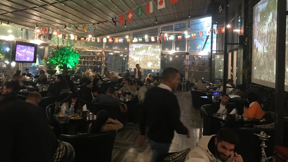 Gute Stimmung beim Marokko-Spiel in der Bar in Amman