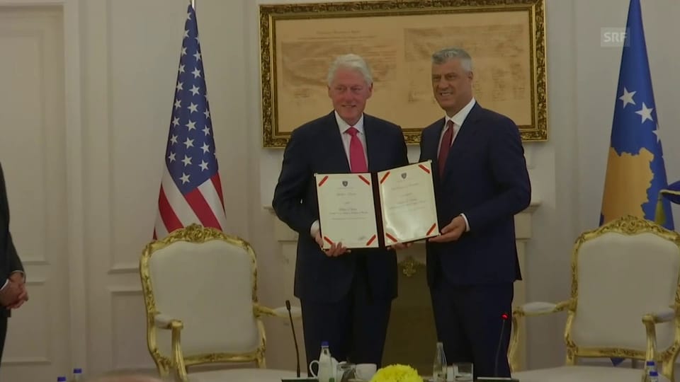 Hashim Thaci übergibt Clinton die Auszeichnung in Pristina