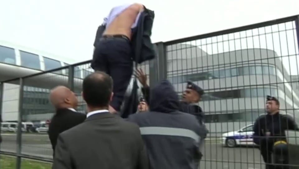 Aufgebrachte Arbeiter schlagen Air-France-Manager in die Flucht