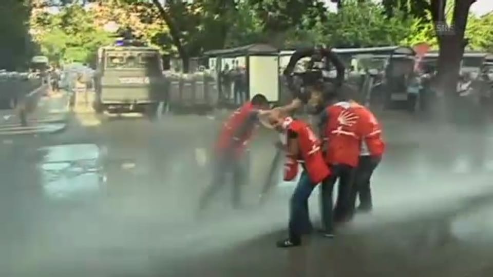 Im Einsatz in Istanbul: Tränengas und Wasserwerfer
