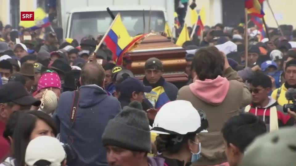 Ecuador: Festgehaltene Polizisten tragen den Sarg des verstorbenen Demonstranten (unkomm.)