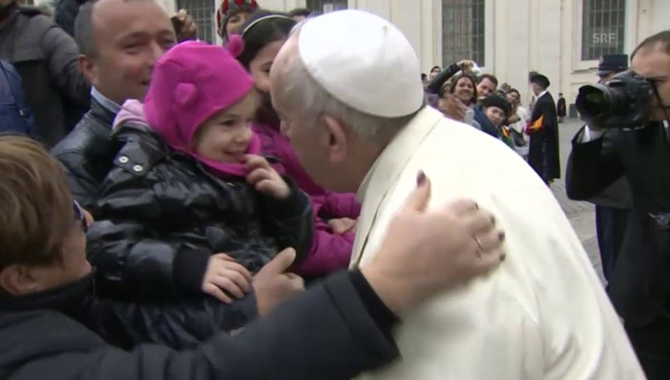 Der Papst in bester Kusslaune