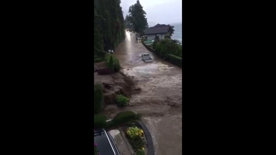 Überschwemmung in Gunten (SRF Augenzeuge Daniel Schoonbbroodt)