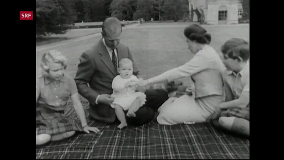 Prinzessin Anne mit ihren Geschwistern und Eltern in Schottland (1960)