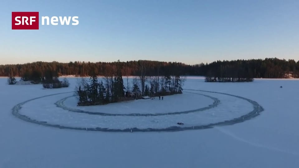 Finne schneidet riesiges Karussell aus dem Eis