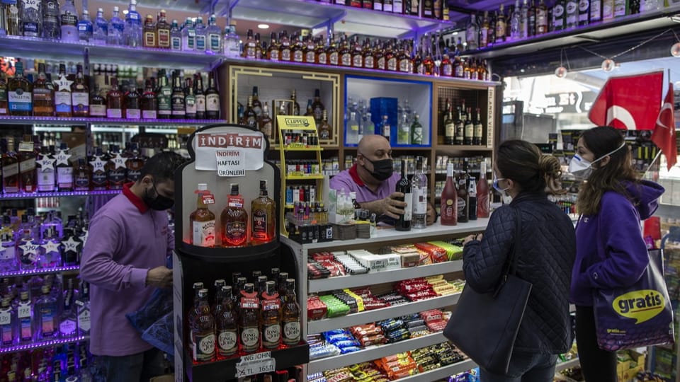 Viele Türken besorgen sich noch Alkohol, bevor die Läden schliessen