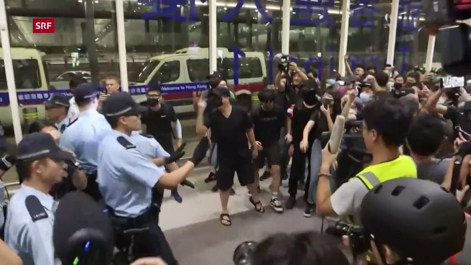 Demonstranten vertreiben Polizei am Flughafen