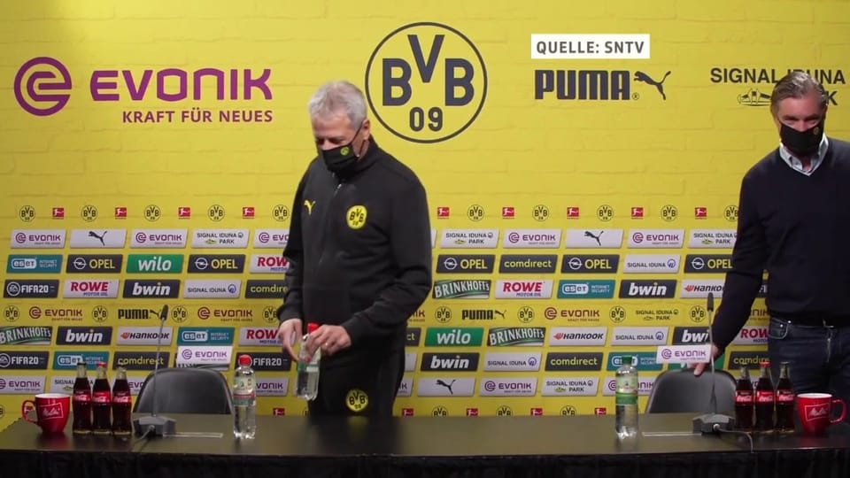 Favre betritt die Pressekonferenz mit spezieller BVB-Maske