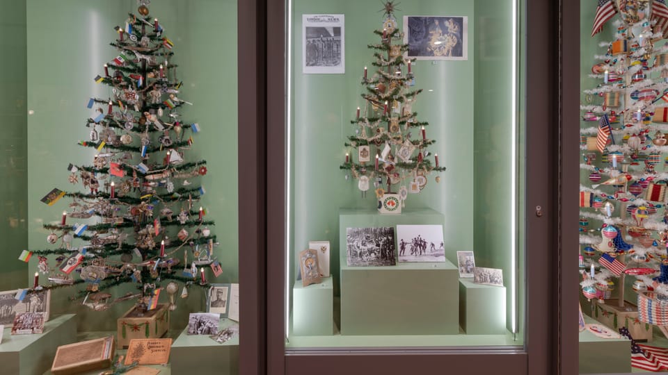 Während den zwei Weltkriegen hängten die Menschen nicht nur Lametta, sondern auch Panzerfahrzeuge und Gewehre an ihre Weihnachtsbäume