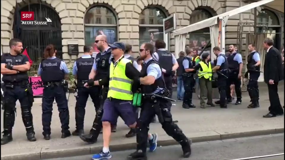 Die Polizei räumt den Paradeplatz