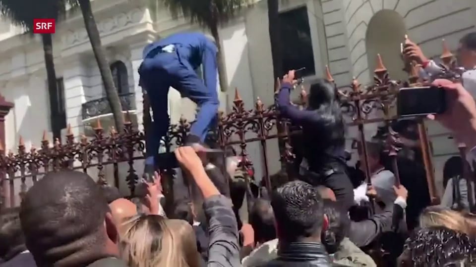 Die Polizei versucht Guaidó den Zutritt zu verwehren