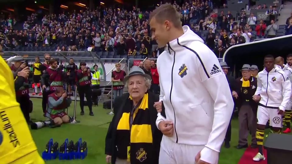 Die ältesten Fans begleiten die AIK-Spieler aufs Feld