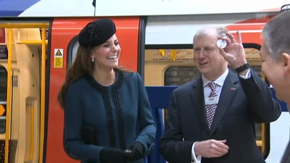  Queen und Kate in der Londoner U-Bahn (Auftritt vom 21.3.2013)