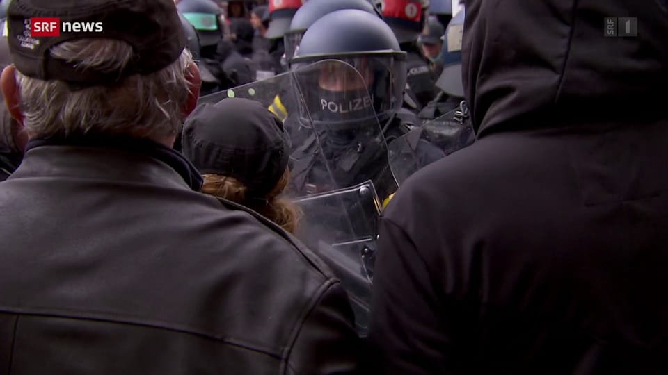 Archiv: Basler Polizei isoliert Vermummte an 1.-Mai-Demo