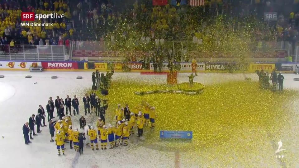 Hier erhält Schweden den Pokal