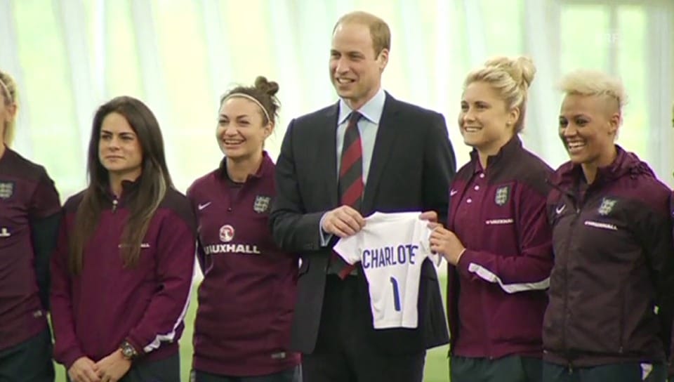 William besucht die britische Frauenfussball-Nationalmannschaft