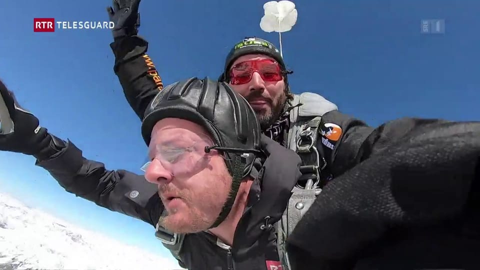 Emna da skydiving a Samedan