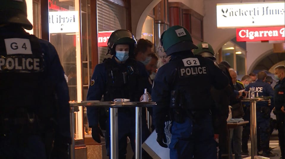 Polizei weist Demonstrantinnen und Demonstranten in Bern weg