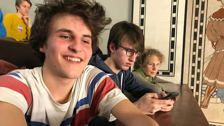 Schülerinnen und Schüler verfolgen die Debatte als Zuschauer Schülerinnen und Schüler verfolgen die Debatte als Zuschauer