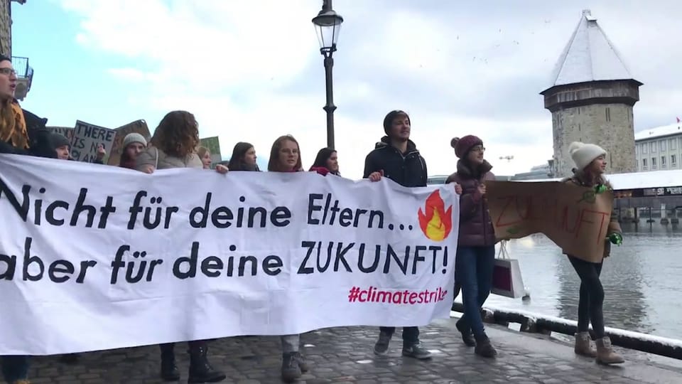 Jugendliche demonstrieren in Luzern für besseren Klimaschutz