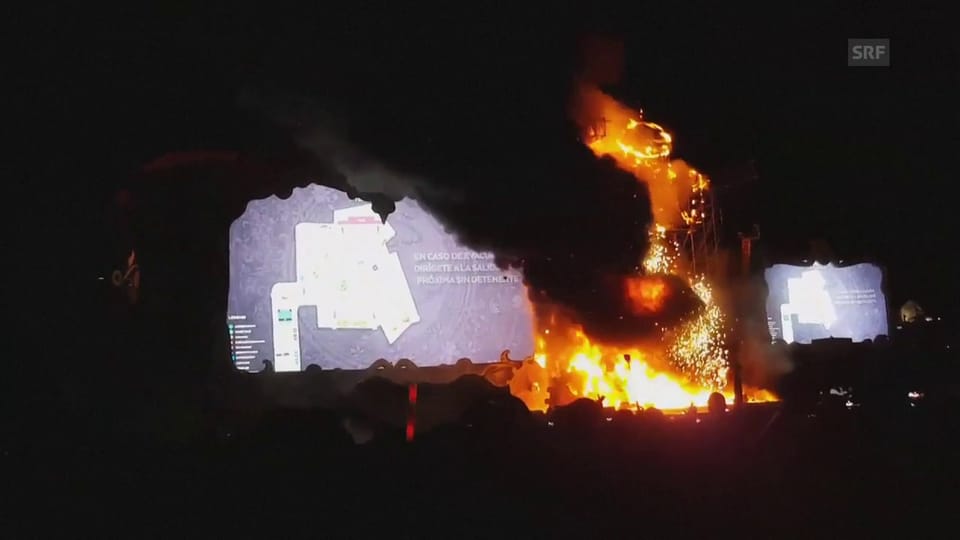 Auf der Hauptbühne des Festivals bricht Feuer aus