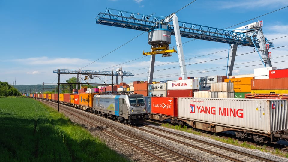 Neu fährt einmal pro Woche ein Zug voller Waren zwischen China und der Schweiz.