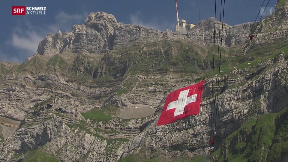 Die grösste Schweizer Fahne hängt am Säntis