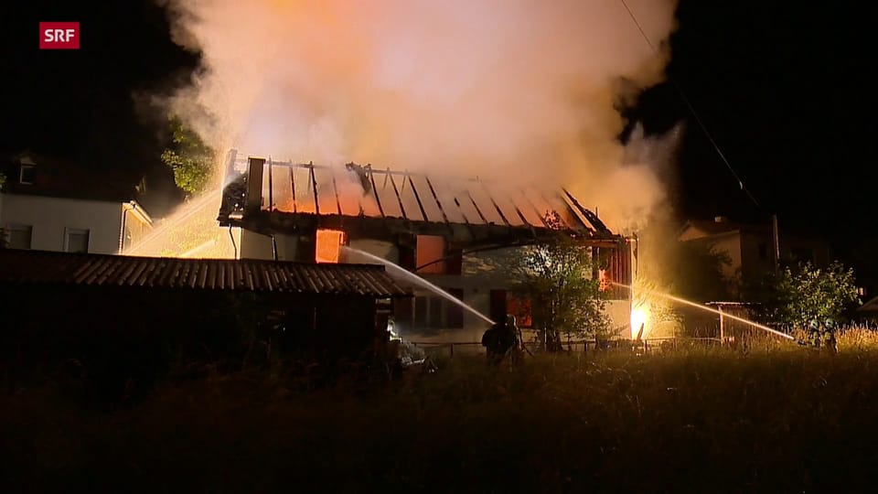 Die Feuerwehr bekämpft den Brand im thurgauer Wohnquartier