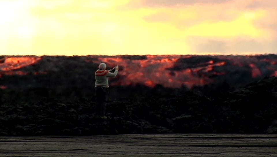 Massen von Lava wälzen sich über Island – und Mutige knipsen mit