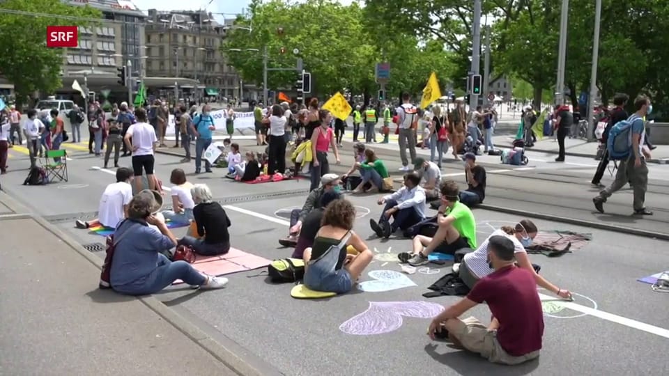 Archiv: Umwelt-Demonstranten blockieren Zürcher Quaibrücke