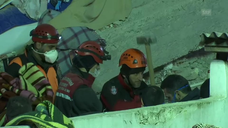 Rettungsarbeiten an eingestürztem Haus in Istanbul (unkomm.)