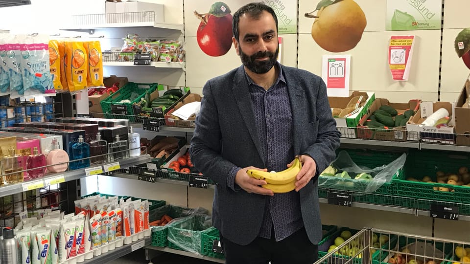Caritas-Geschäftsleiter Domenico Sposato bietet in seinem Laden alle Produkte rund 40 Prozent günstiger an als in einem normalen Supermarkt.